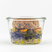 Burgher di manzo con cappuccio viola quinoa e verdure alla curcuma