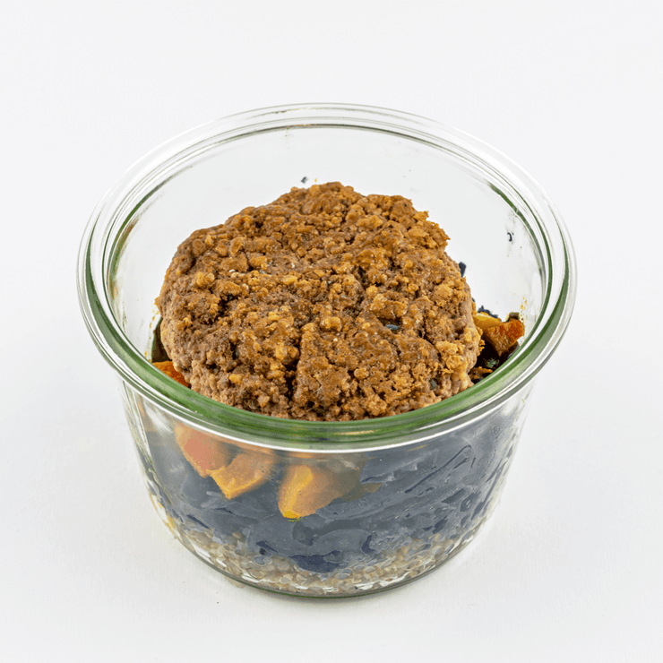 Burgher di manzo con cappuccio viola quinoa e verdure alla curcuma
